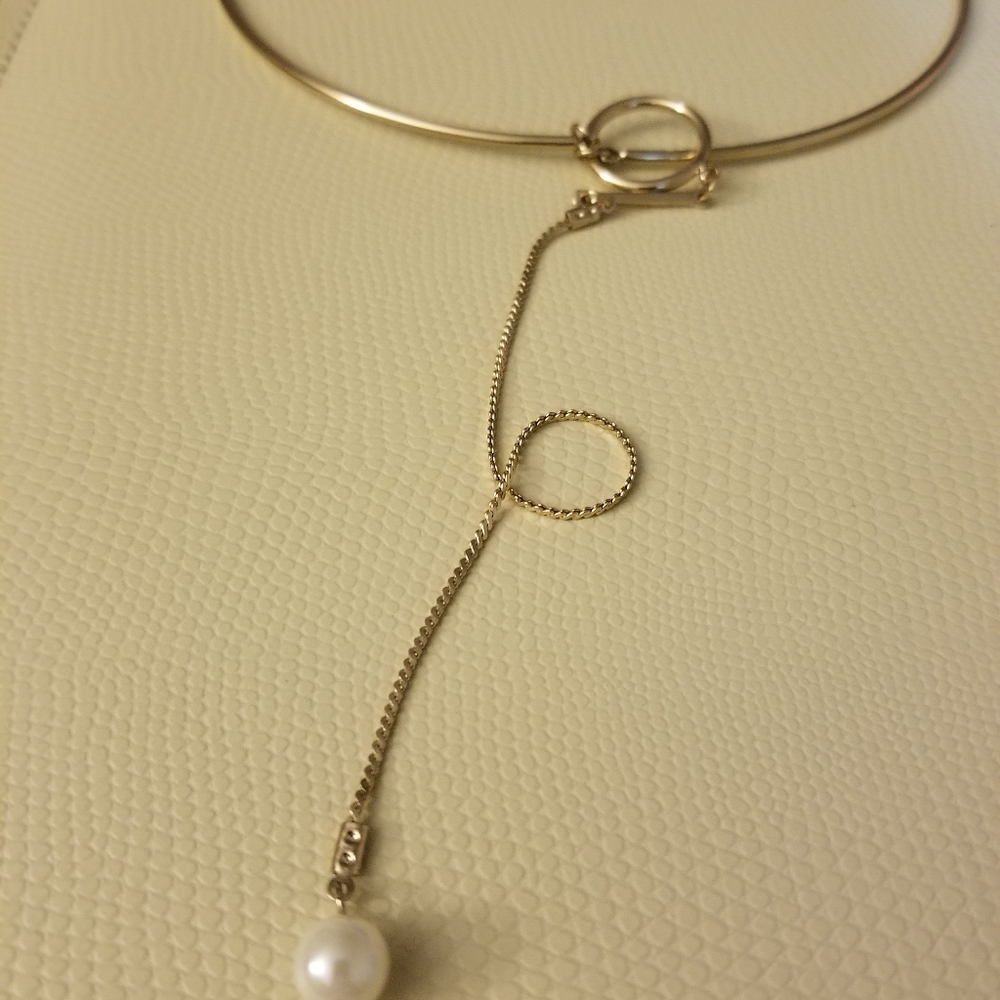 Choker style necklace